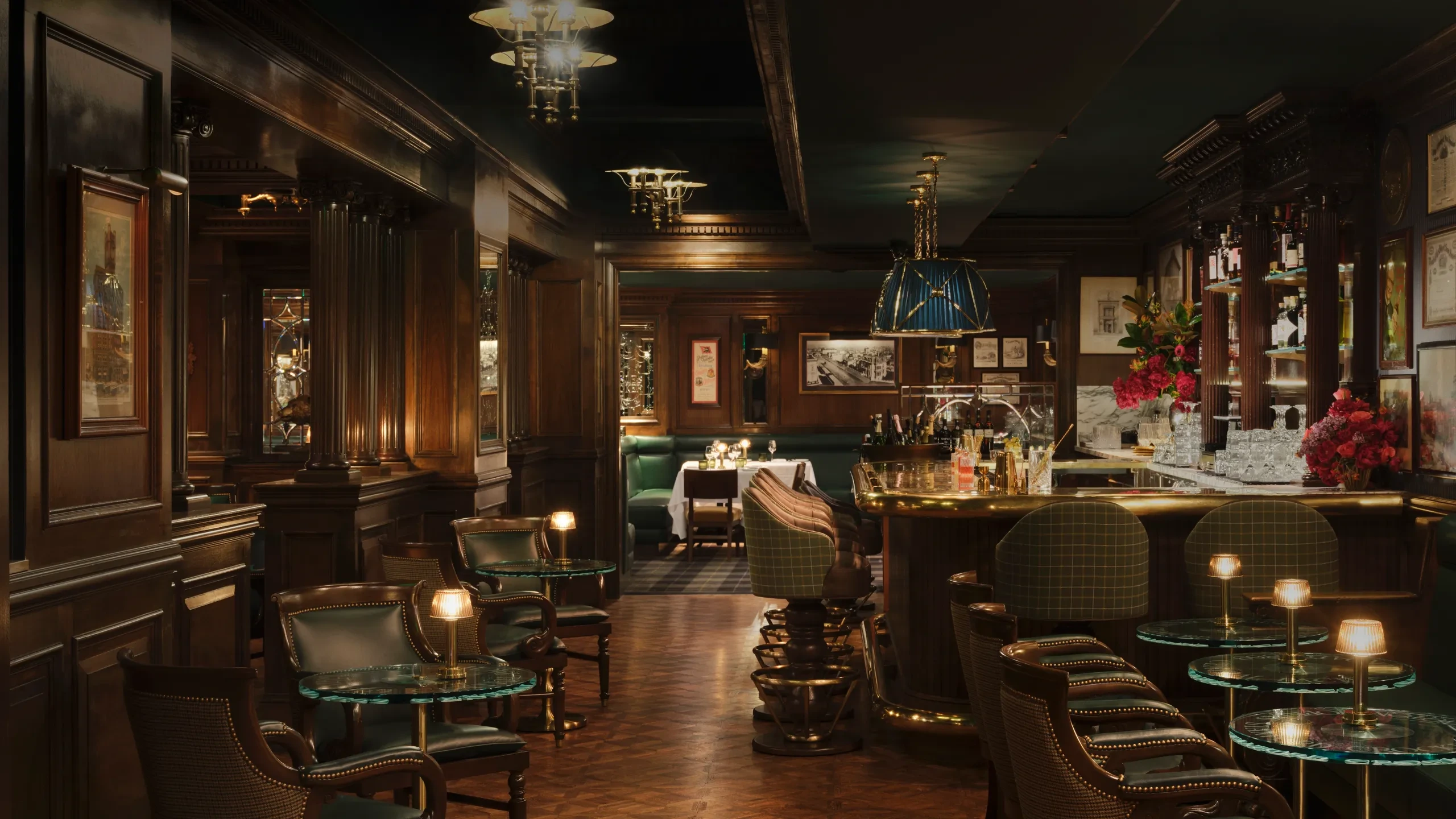 Elegáns budapesti lounge rulett ihlette asztallal és éttermi környezettel